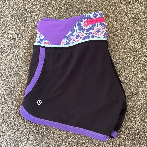 SIZE 6- LULULEMON SHORTS - Picture 6 of 6